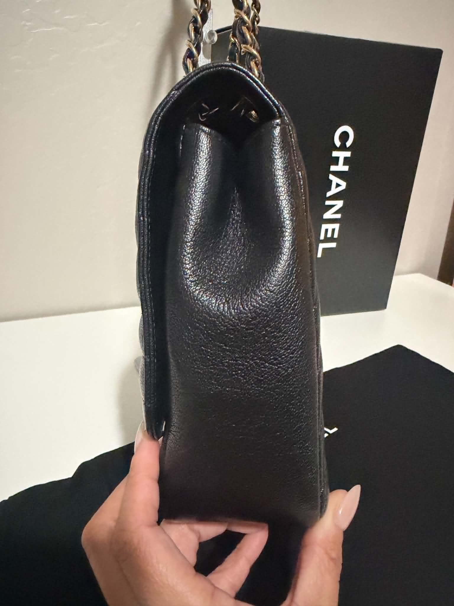 [ PRE LOVED ] CHANEL Black Diagonal Quilted Leather Medium Classic Single Flap Bag