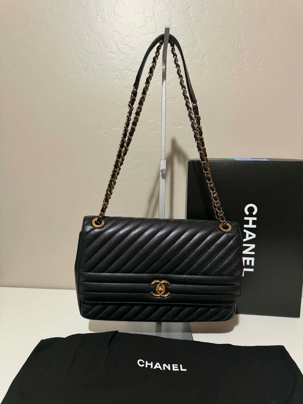 [ PRE LOVED ] CHANEL Black Diagonal Quilted Leather Medium Classic Single Flap Bag