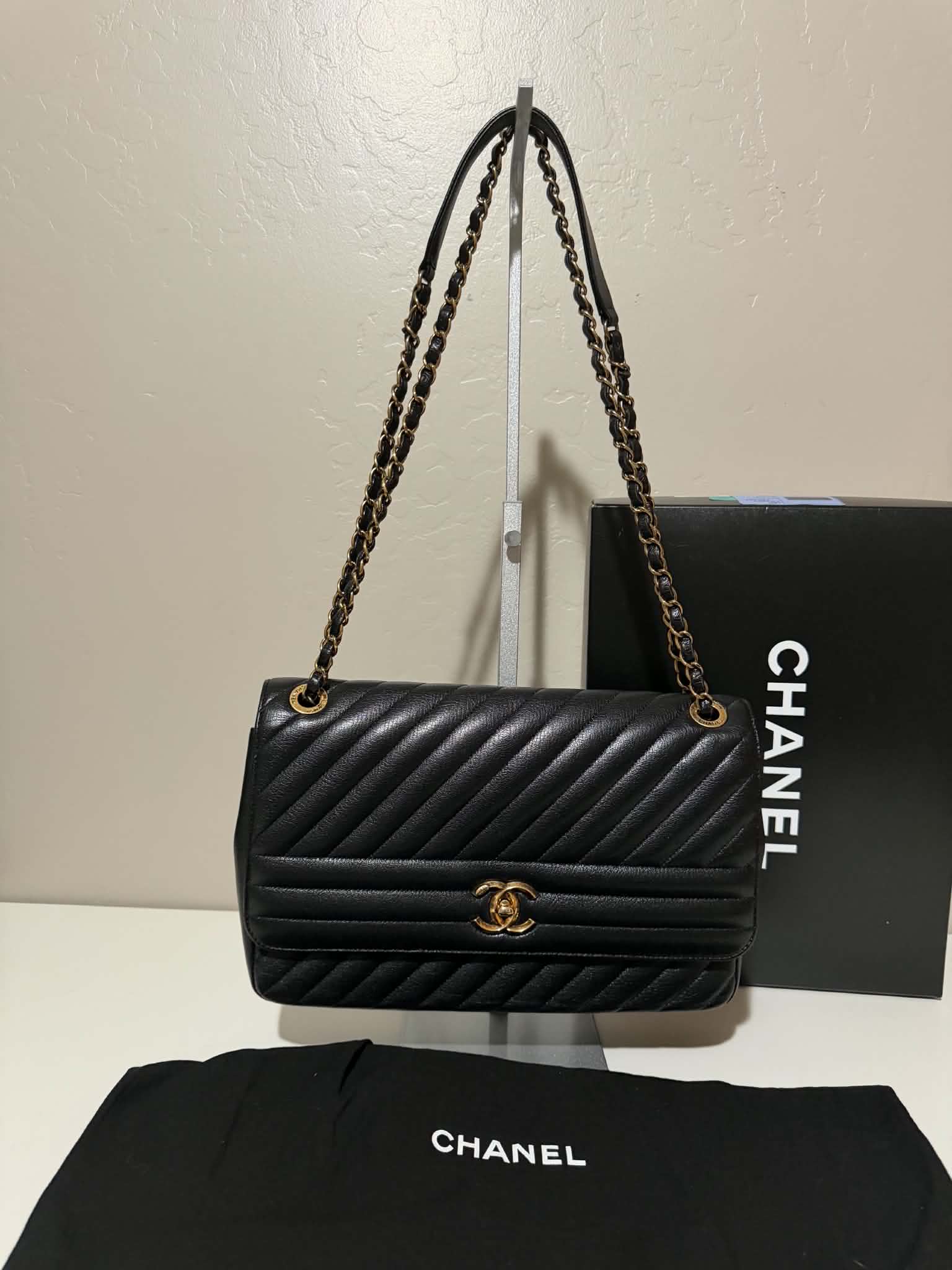 [ PRE LOVED ] CHANEL Black Diagonal Quilted Leather Medium Classic Single Flap Bag