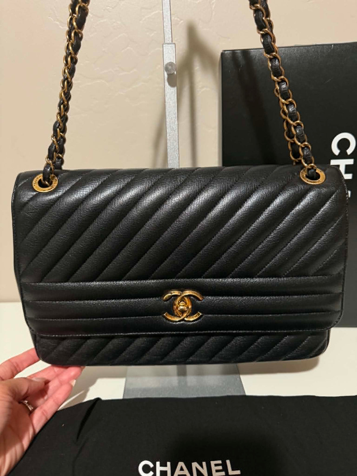 [ PRE LOVED ] CHANEL Black Diagonal Quilted Leather Medium Classic Single Flap Bag