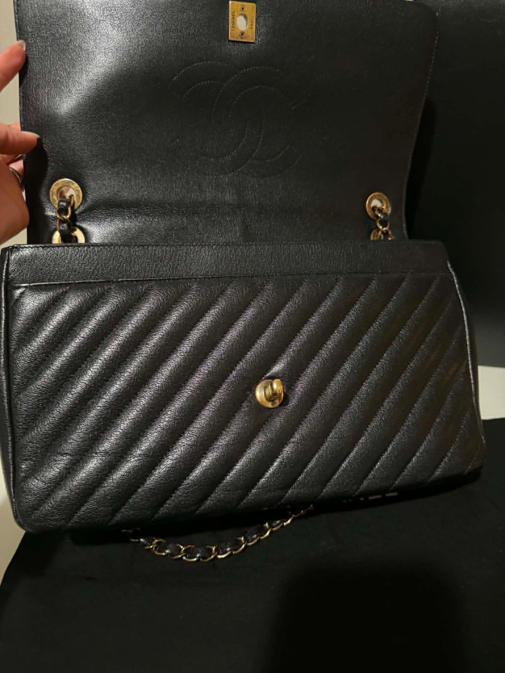 [ PRE LOVED ] CHANEL Black Diagonal Quilted Leather Medium Classic Single Flap Bag