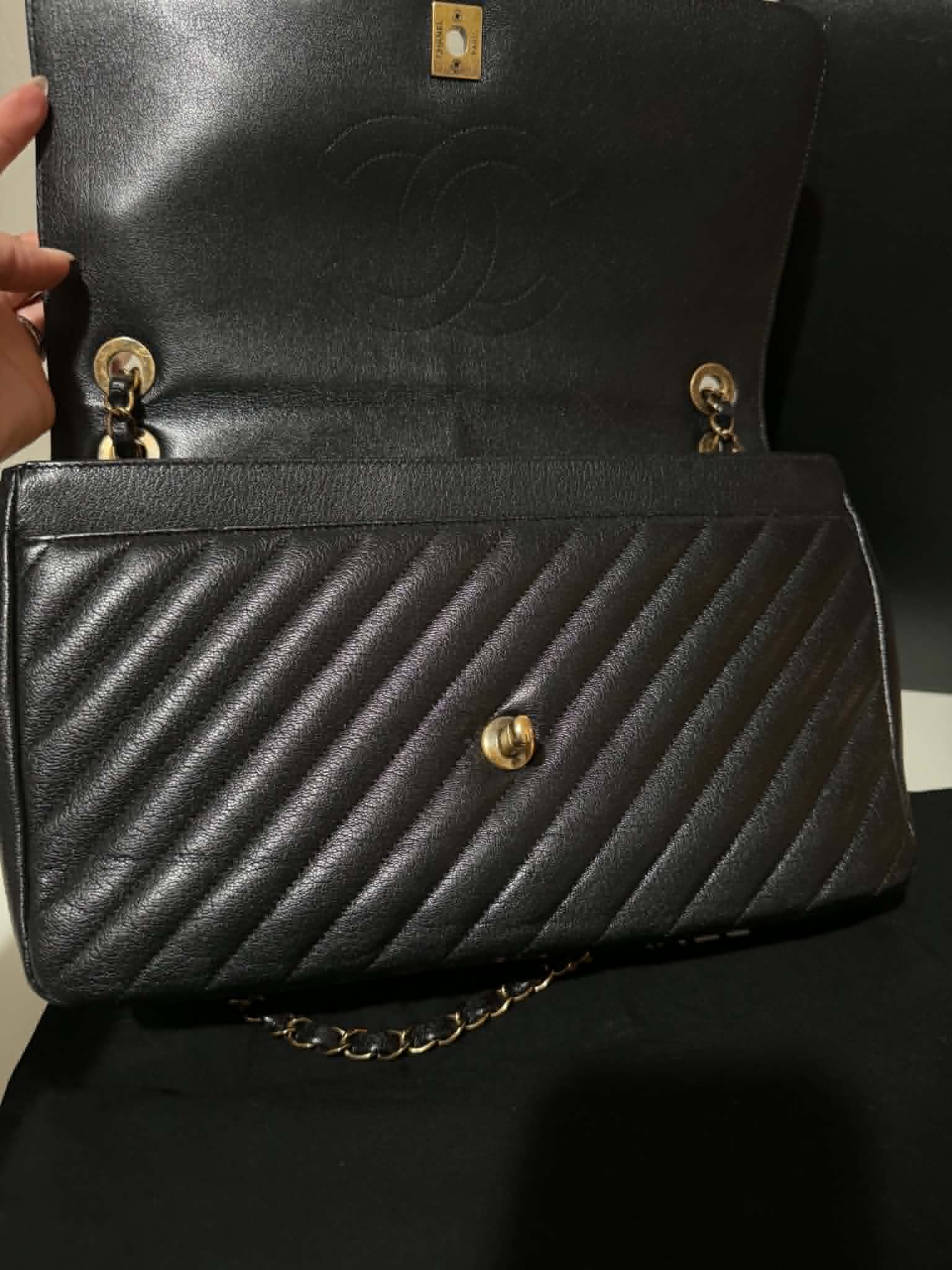 [ PRE LOVED ] CHANEL Black Diagonal Quilted Leather Medium Classic Single Flap Bag
